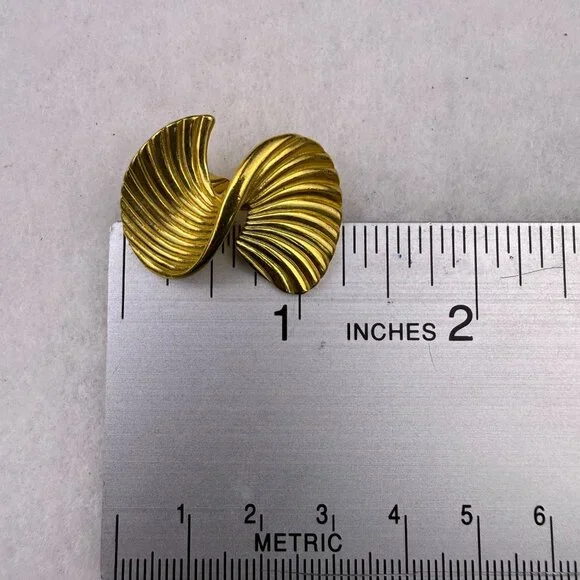 Trifari Womens Gold Tone Metal Clip-On Earrings Swirl Ribbed Vintage Retro Style - Picture 5 of 5